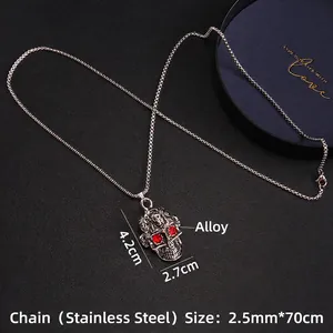 Collier avec pendentif crâne de style punk aux yeux de cristal rouge et chaîne