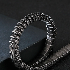 Gros plan d'une chaîne serpent vintage en acier inoxydable avec texture d'écailles