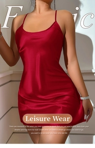 Détail d'une nuisette en satin rouge montrant la texture soyeuse et les bretelles