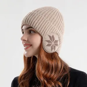 Beige gebreide wintermuts met oorkleppen en sneeuwvlokpatroon voor koude dagen