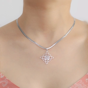 Détail du collier chaîne serpent argenté avec pendentif rose évidé sur un mannequin