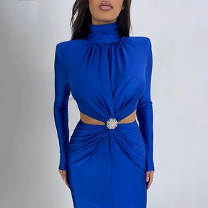 Détail d'une robe en satin bleu avec découpe à la taille et boucle en strass brillant