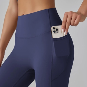 Detail van hoge taille yoga broek met zijzak voor telefoon en elastische stof