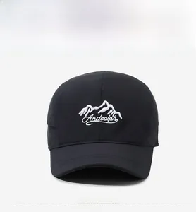 Vista frontale del cappellino da baseball nero ad asciugatura rapida con ricamo.
