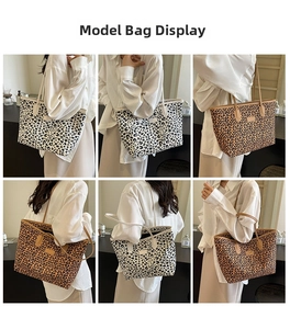 Vue détaillée de grands sacs cabas à motif léopard en marron classique et noir et blanc