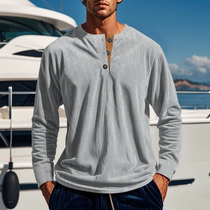 Details des hellgrauen Henley-Shirts mit brauner Kontrastleiste und Knopfleiste für Herren