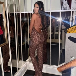 Vue détaillée d'une combinaison en dentelle marron avec dos nu portée par un mannequin