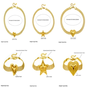 Goldenes Schmuckset aus Edelstahl mit Herz- und Sternanhängern auf weißem Hintergrund