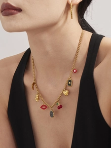 Detail der Retro-Charm-Halskette mit Emaille-Lippen und Herzanhängern am Modell