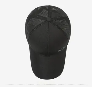 Détail de la casquette de baseball noire avec mesh et logo de montagne sur le côté