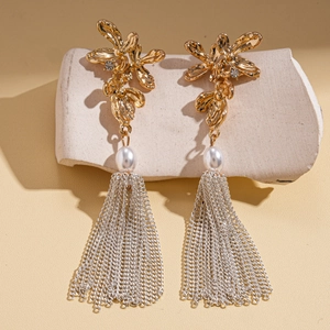 Boucles d'oreilles fleur dorée avec perles et longues franges de chaîne argentée