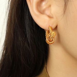 Boucles d'oreilles nœud de style vintage français en acier inoxydable doré sur modèle