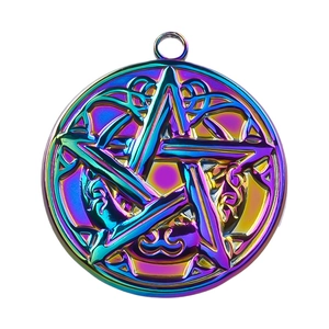 Détail du pendentif étoile en acier inoxydable 304 arc-en-ciel avec des motifs celtiques
