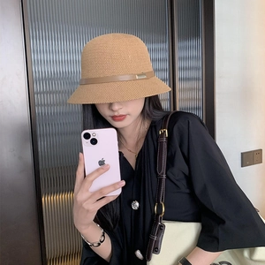 Cappello a secchiello in paglia kaki con cinturino in pelle marrone e fibbia in metallo