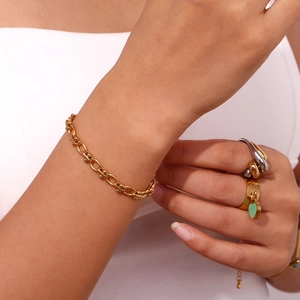 Bracelet en acier inoxydable plaqué or 18 carats avec maillons en U et design industriel