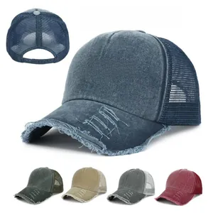 Detalle de gorra trucker de algodón lavado con malla transpirable y correa ajustable trasera
