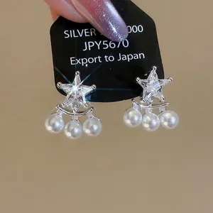 Orecchini a stella in argento S925 con zirconi brillanti e tre eleganti perle bianche