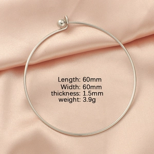 Detail showing 60mm stainless steel bangle dimensions and 3.9g weight on pink silk