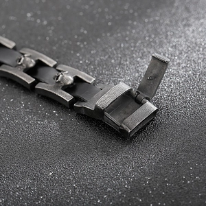 Bracciale teschio in acciaio retrò con cinturino in pelle nera e dettaglio chiusura