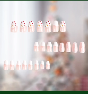 Détail de faux ongles de Noël avec motifs de bonhomme de neige et texture tricot