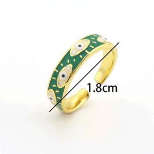 Dettaglio anello regolabile in oro con motivo occhio in smalto verde e diametro di 1,8 cm