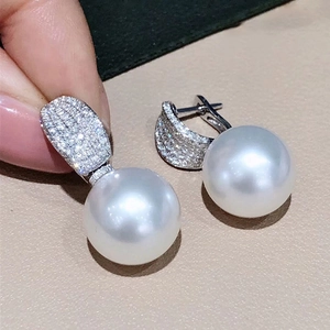 Vista detallada de pendientes de perlas elegantes con microengaste de circonitas brillantes