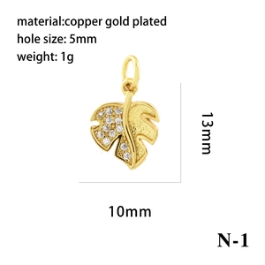 Pendentif feuille de monstera plaqué or 18K avec zircons blancs et trou de 5mm