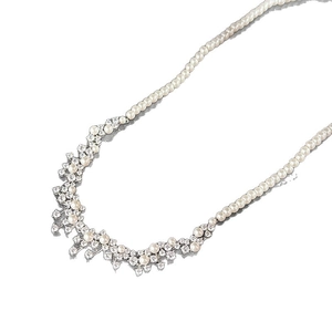 Collier de perles élégant avec grappes d'étoiles en zircon sur métal argenté, chic
