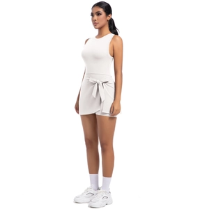 Dettaglio dell'abito da tennis bianco senza maniche con fiocco laterale e gonna a portafoglio