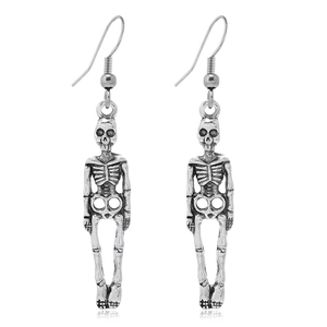 Détail de boucles d'oreilles tête de mort gothique en argent sur fond blanc pur