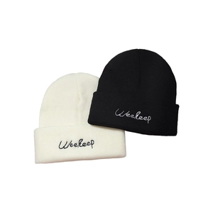 Ensemble de deux bonnets en tricot noir et crème avec logo Weekeep brodé sur le devant