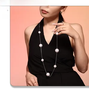 Mannequin portant un long collier de perles en acier inoxydable doré PVD pour pull-over