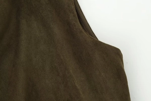 Nahaufnahme der olivgrünen Wildlederoptik und der asymmetrischen Saumdetails