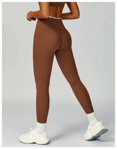Rückansicht mit Push-up-Effekt und hoher Taille der karamellbraunen Yoga-Leggings