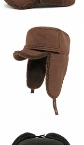 Detalle del gorro de invierno con forro de piel de cordero sintética y gamuza marrón