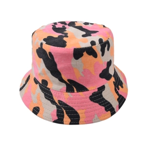 Chapeau bob camouflage rose et orange en toile résistante sur fond blanc pur