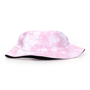 Dettaglio del cappello pescatore tie-dye rosa e bianco con fodera nera e cuciture precise