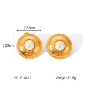 Detailed size view of round gold earrings with white pearls and 2.52cm diameter text