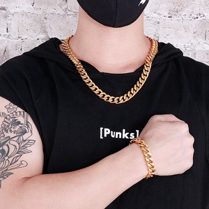 Ensemble collier et bracelet à maille gourmette dorée pour homme porté par un mannequin