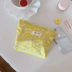 Borsa per trucco in cotone floreale con etichetta 'simple wish' e oggetti di scena estetici