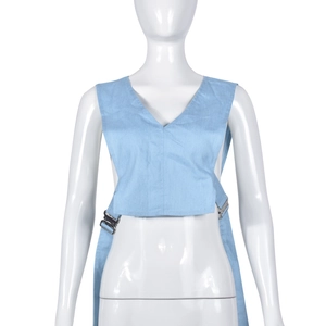 Détail du gilet sans manches bleu clair avec boucles métalliques latérales réglables
