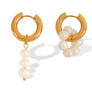 Boucles d'oreilles asymétriques en acier doré 18 carats avec perles blanches fines