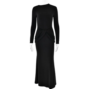 Robe longue noire élégante à manches longues avec col rond et détail noué