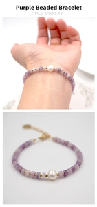 Détail d'un bracelet en perles de pierre violette avec perle blanche et fermoir doré