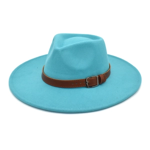 Détail d'un chapeau fedora turquoise avec ceinture en similicuir brun et boucle argent