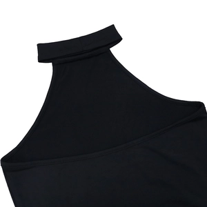 Detail des Neckholder-Designs und Schulterschnitts bei einem schwarzen engen Midikleid
