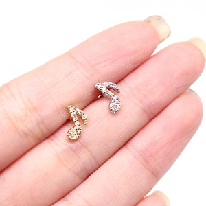 Vue macro de piercings de nez en forme de note musicale pavés de cristaux brillants