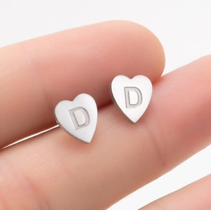 Vue détaillée de boucles d'oreilles cœur en acier inoxydable avec lettre D gravée