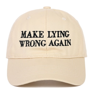 Cappellino da baseball beige con ricamo Make Lying Wrong Again su sfondo bianco