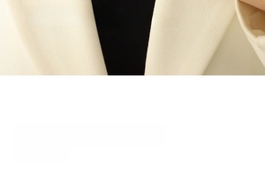 Vue détaillée de la texture du tissu en sergé blanc pour blazer chic et élégant